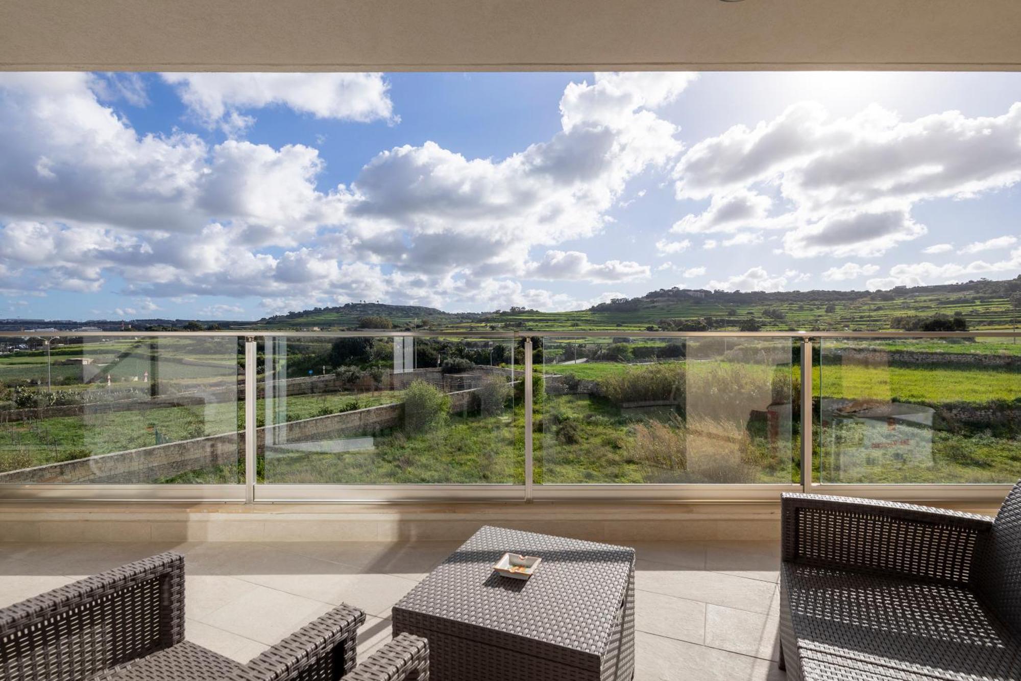 Modern & Spacious 2Br Apartment With Country Views - Close To Xemxija Bay セント・ポールズ・ベイ エクステリア 写真